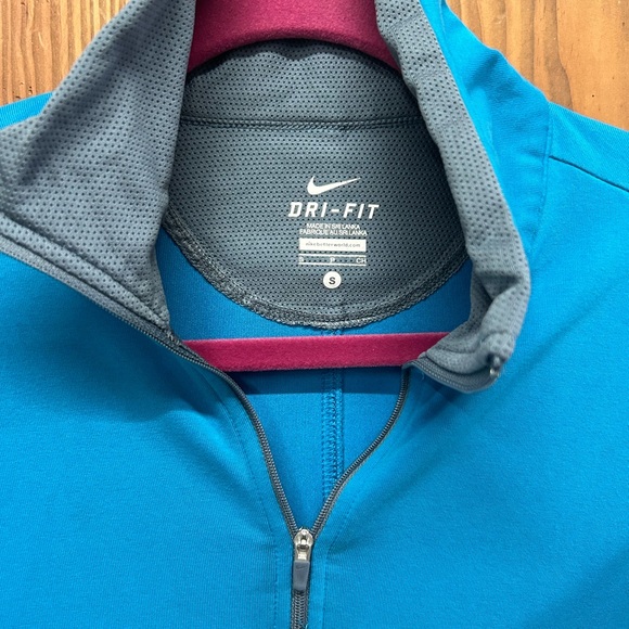 Nike Women’s size small dry-fit blue pullover - Picture 6 of 9